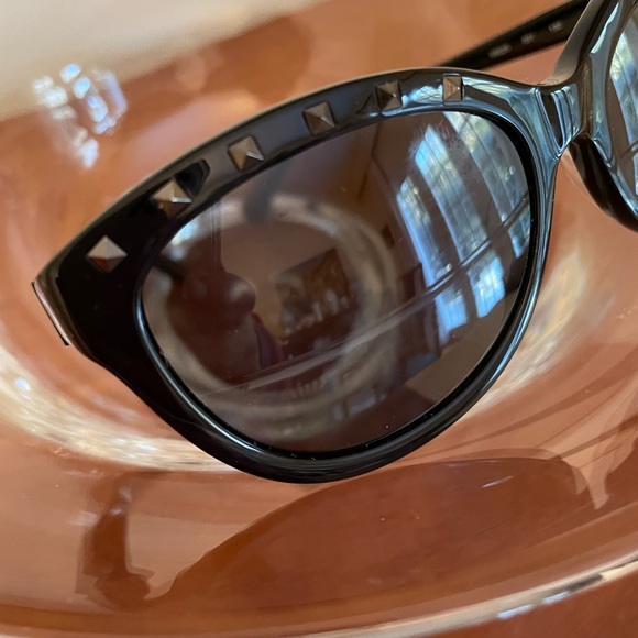 VALENTINO ROCKSTUD SUNGLASSES - Picture 3 of 8